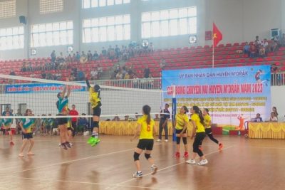 HUYỆN M’DRẮK: TỔ CHỨC GIẢI BÓNG CHUYỀN NGÀNH GIÁO DỤC CHÀO MỪNG 42 NĂM NGÀY NHÀ GIÁO VIỆT NAM (20/11/1982– 20/11/2024)